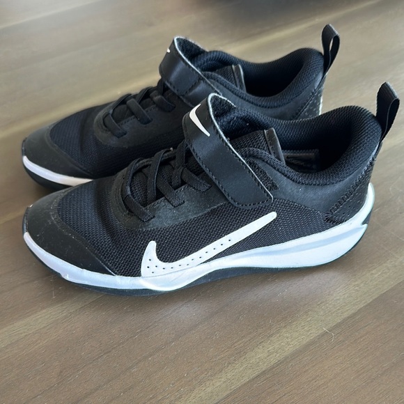 Nike Black and White Sneakers Modern Design - Picture 1 of 3
